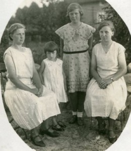 um 1925   